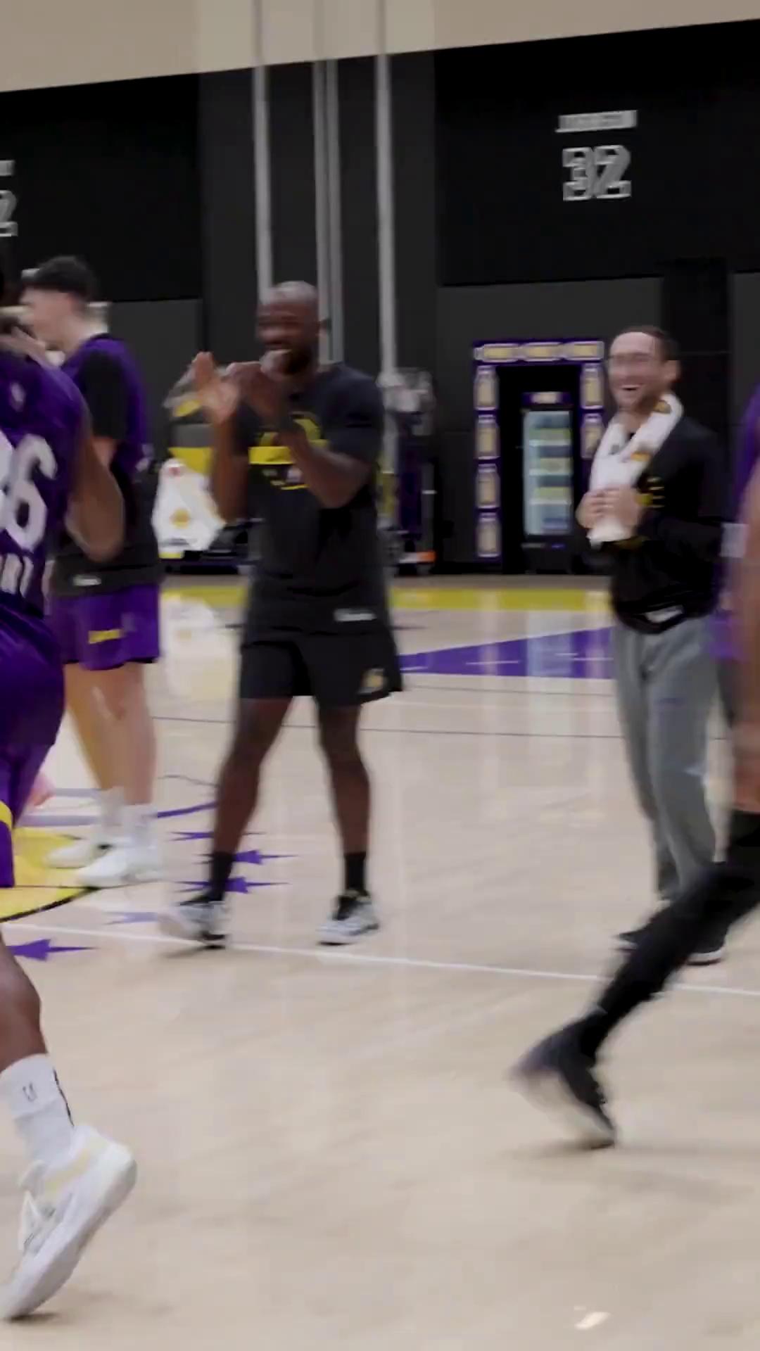 九游体育官网冲刺阶段体能课后，洛杉矶湖人刷新队史纪录备战NBA常规赛，气氛紧张，身体对抗强度拉满的简单介绍